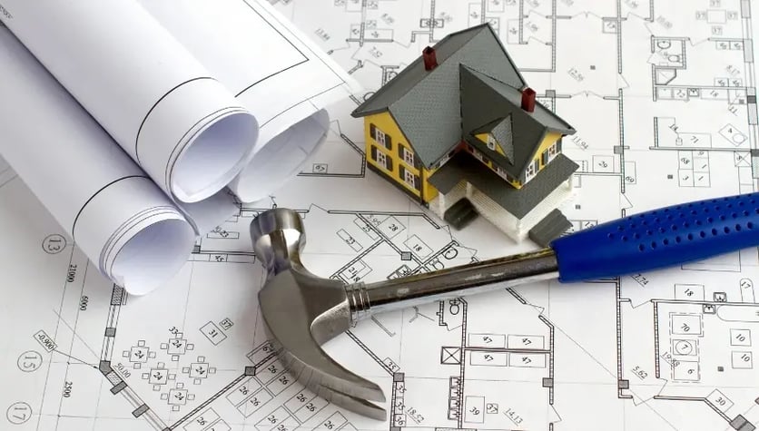 Pläne, Hausmodell und Hammer – Barrierefreie Immobilien und Pflichten von Verwaltungen
