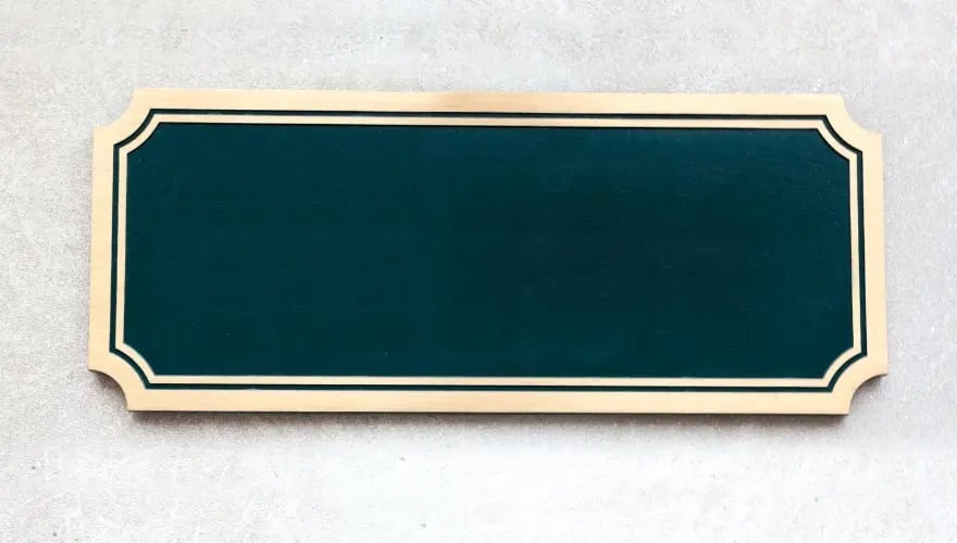 Leeres Namensschild für neuen Mieternamen