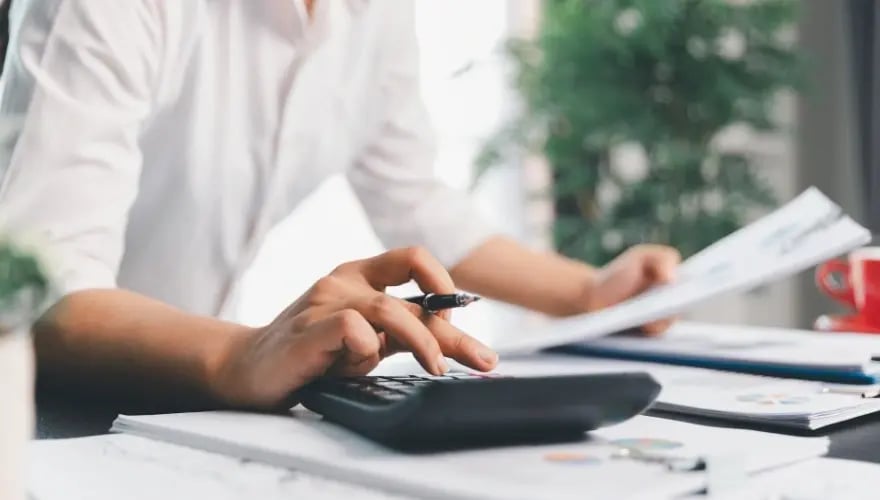 Kostenberechnung mit Taschenrechner und Dokumenten