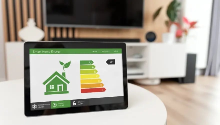 Tablet mit Smart‑Home‑Energieanzeige und Effizienzklassen im Wohnzimmer