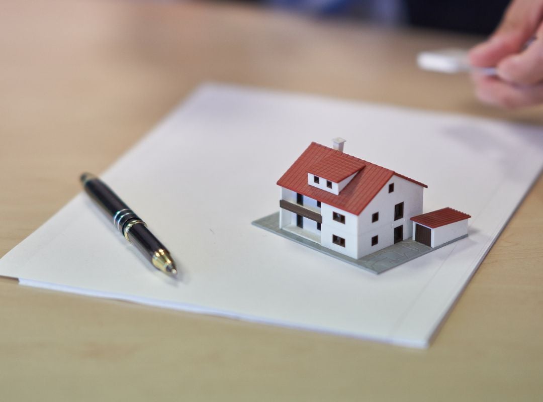 Häuschen steht auf einem Blatt Papier Immobiliengewerbe Software