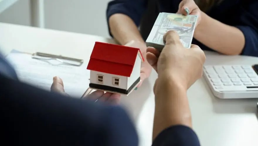 Handschlag bei erfolgreichem Hauskauf