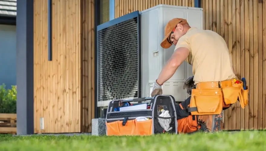 Reparatur der Wärmepumpe im Haus