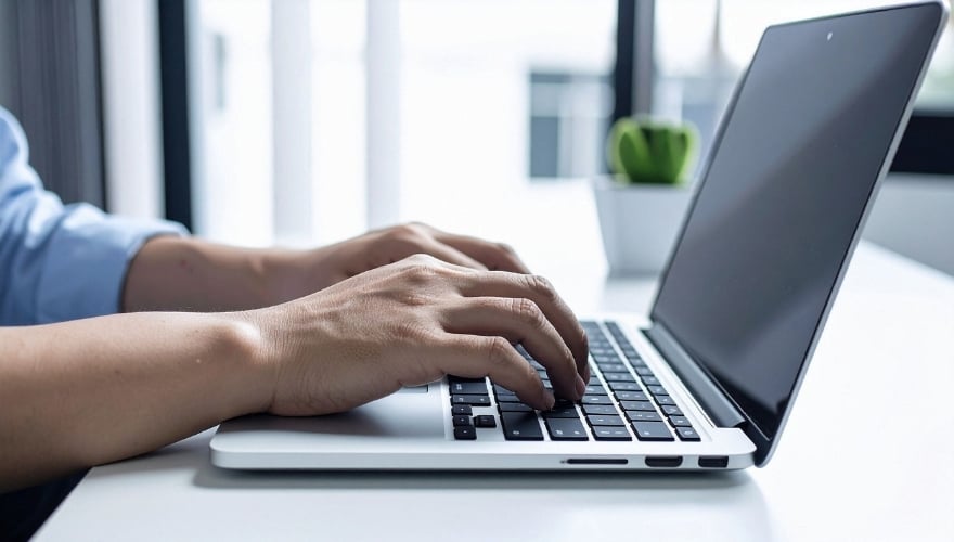 Nutzer arbeitet mit Fairwalter Immobiliensoftware am Laptop